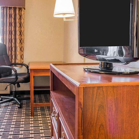Quality Inn Grand Rapids North Walker Екстериор снимка