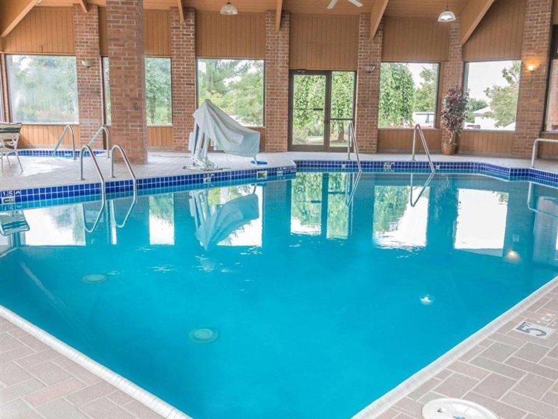 Quality Inn Grand Rapids North Walker Екстериор снимка