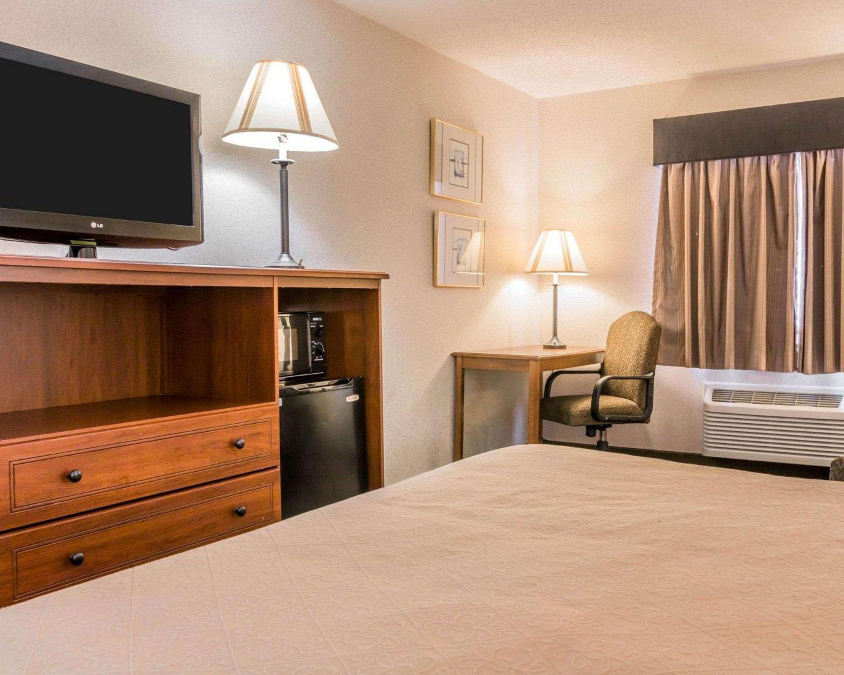 Quality Inn Grand Rapids North Walker Екстериор снимка