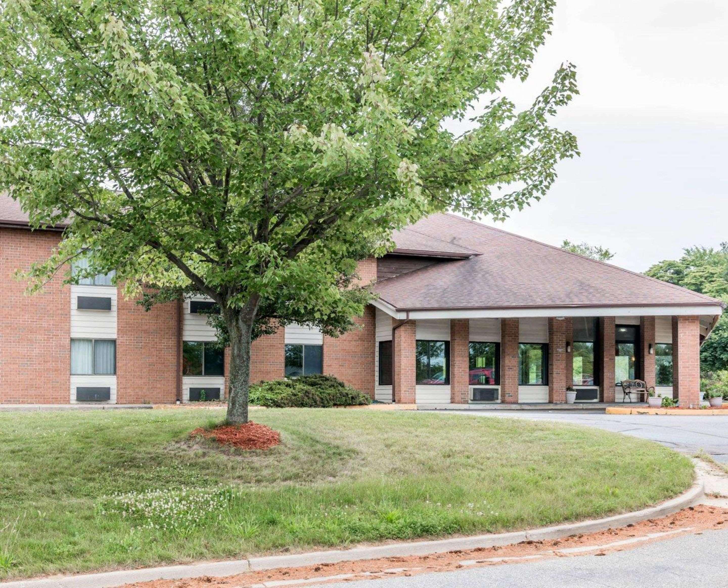 Quality Inn Grand Rapids North Walker Екстериор снимка