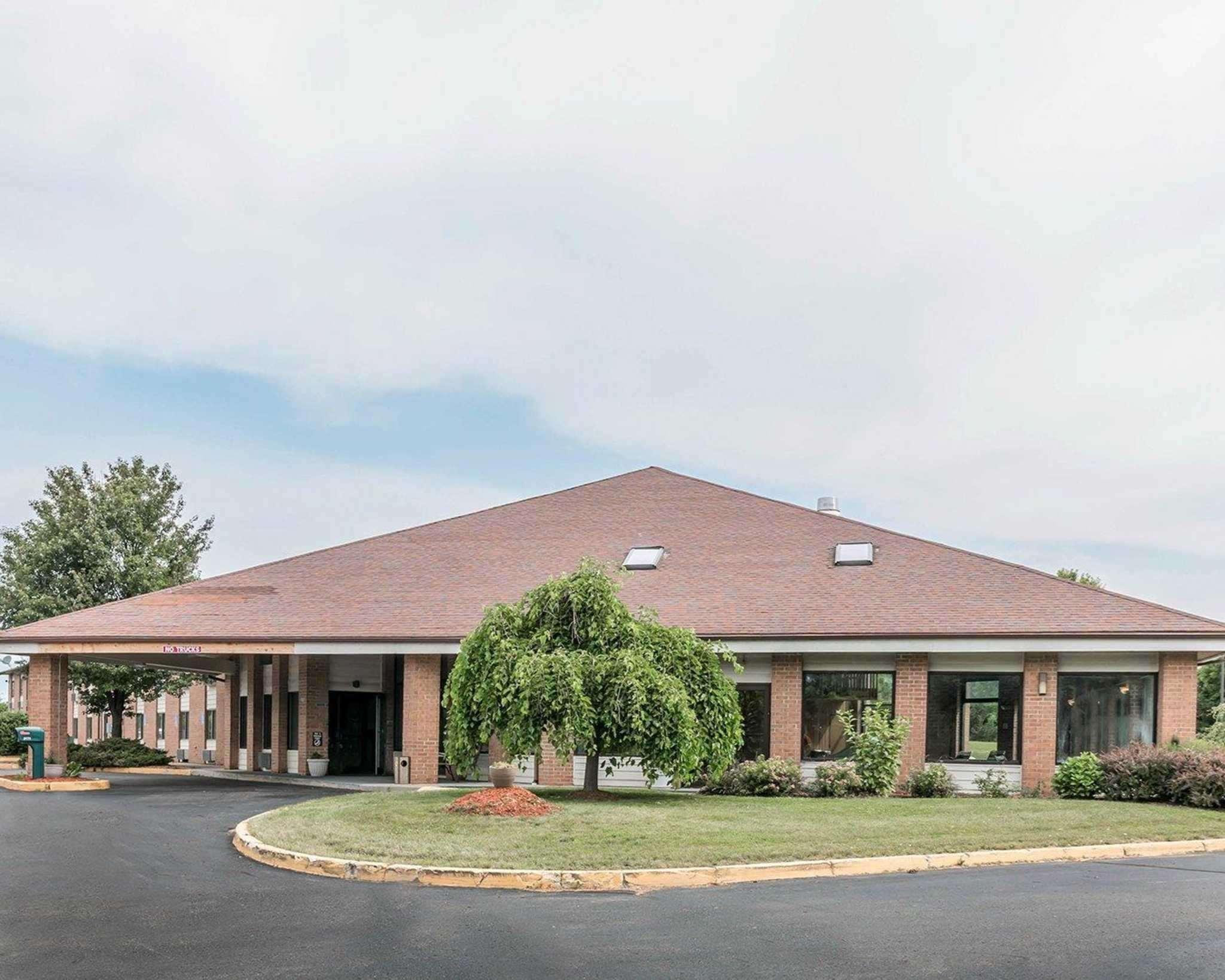 Quality Inn Grand Rapids North Walker Екстериор снимка