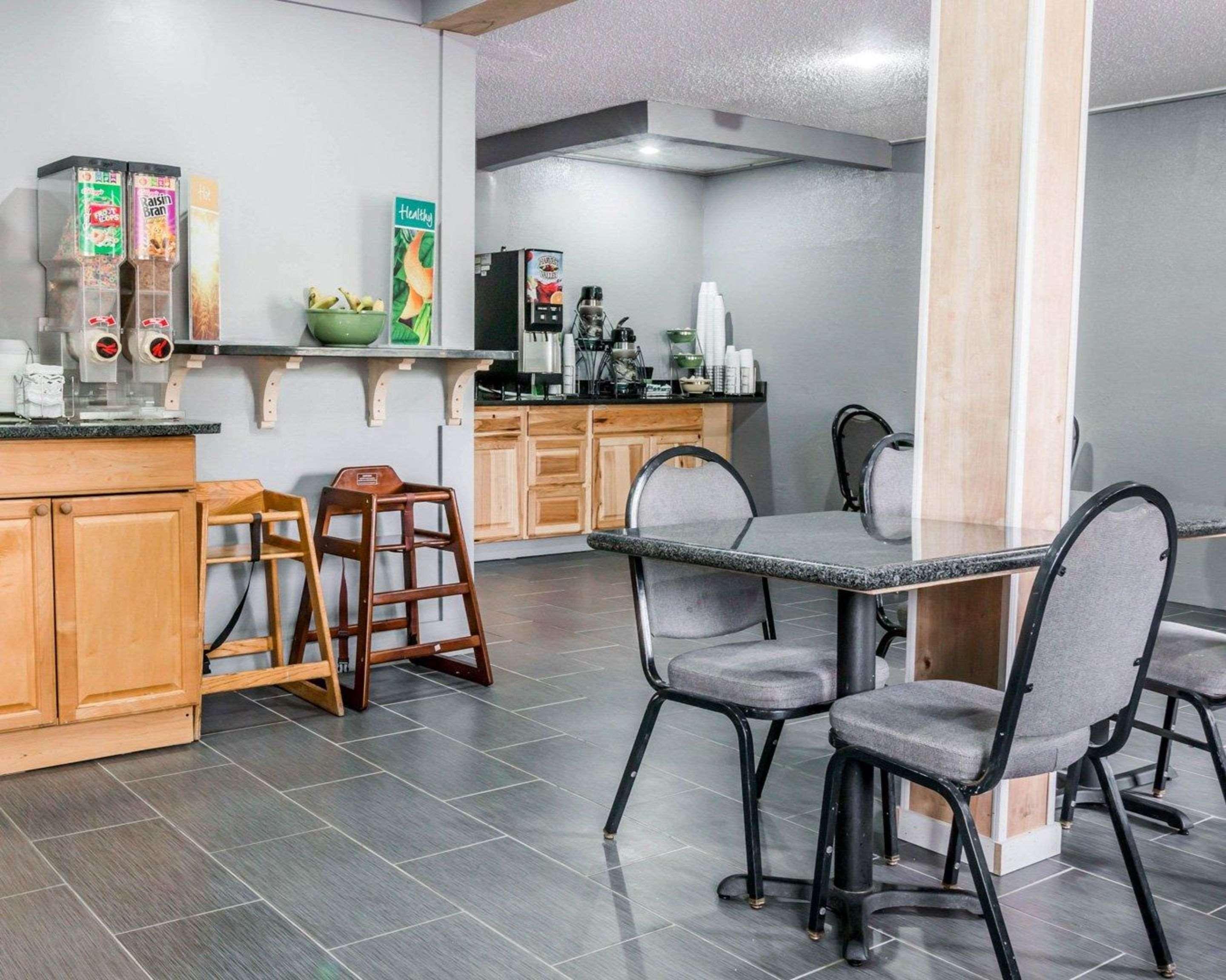 Quality Inn Grand Rapids North Walker Екстериор снимка