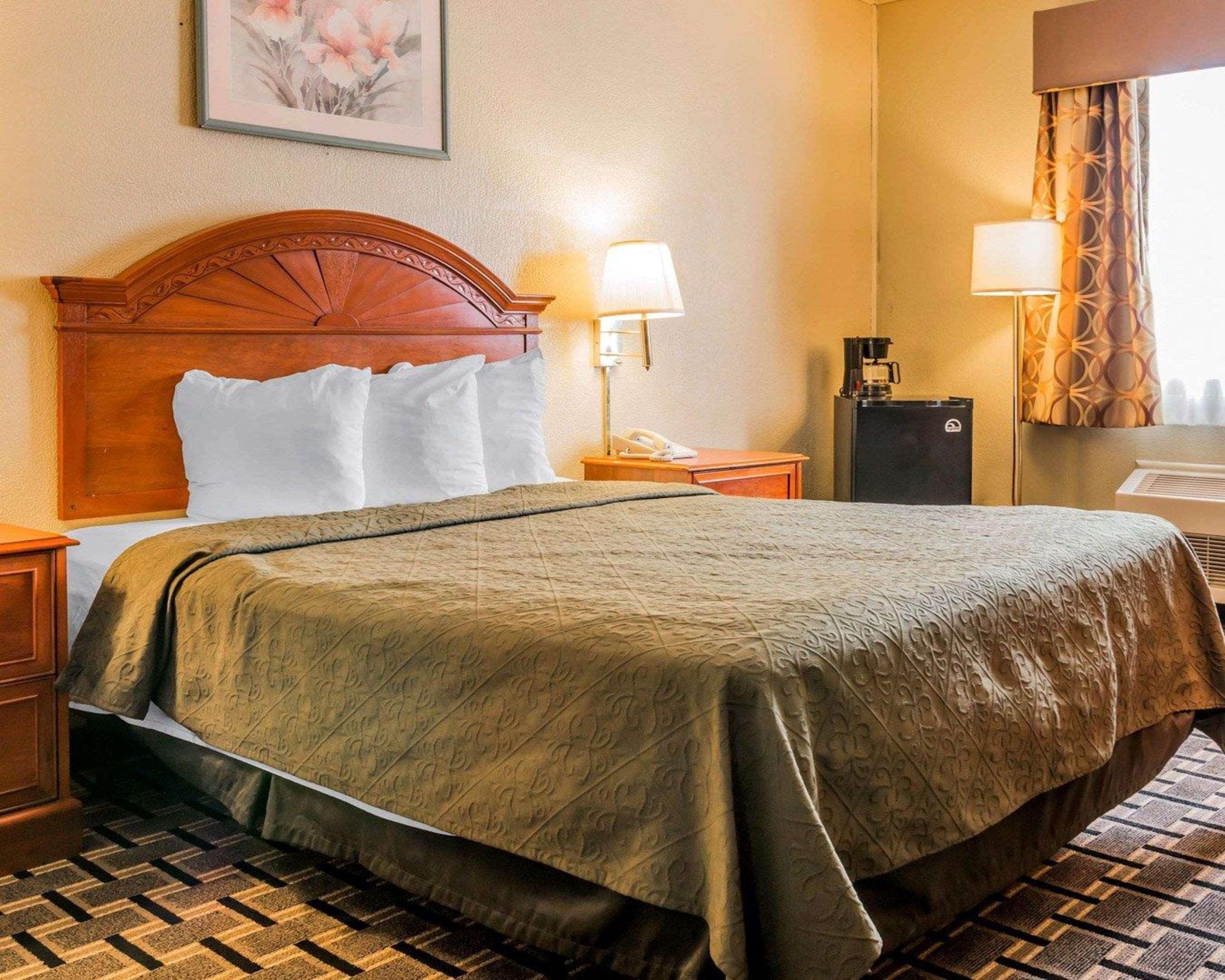 Quality Inn Grand Rapids North Walker Екстериор снимка
