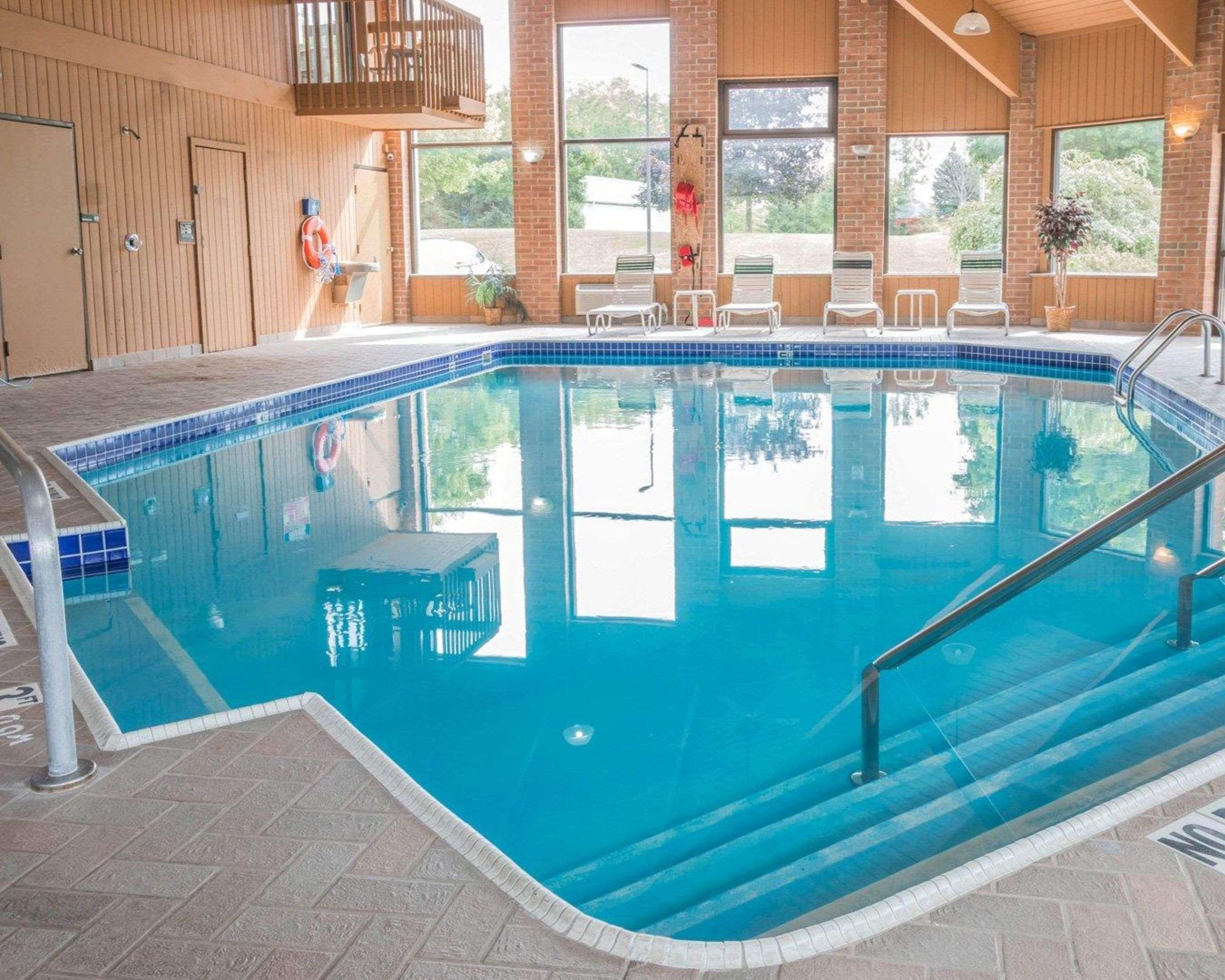 Quality Inn Grand Rapids North Walker Екстериор снимка