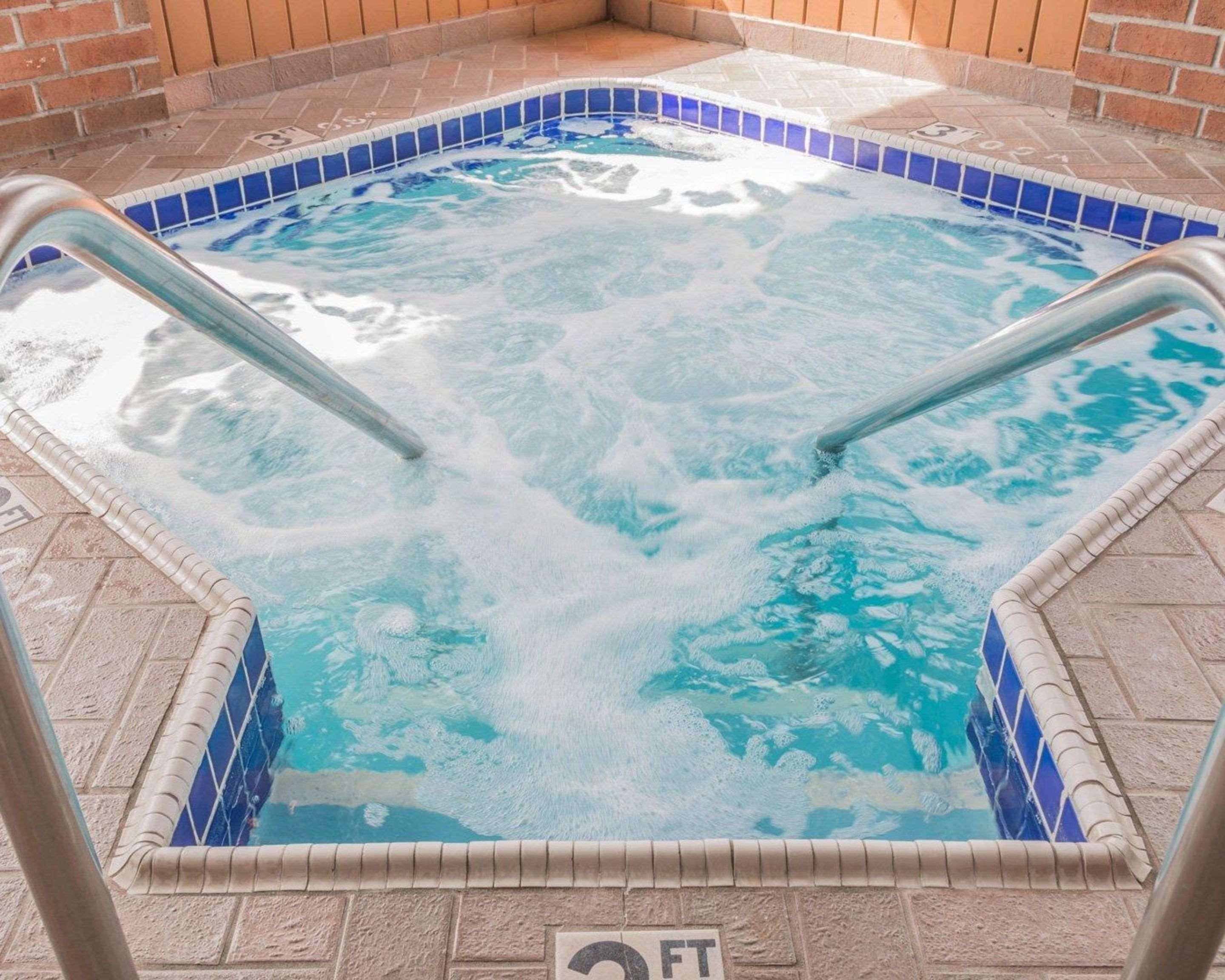 Quality Inn Grand Rapids North Walker Екстериор снимка