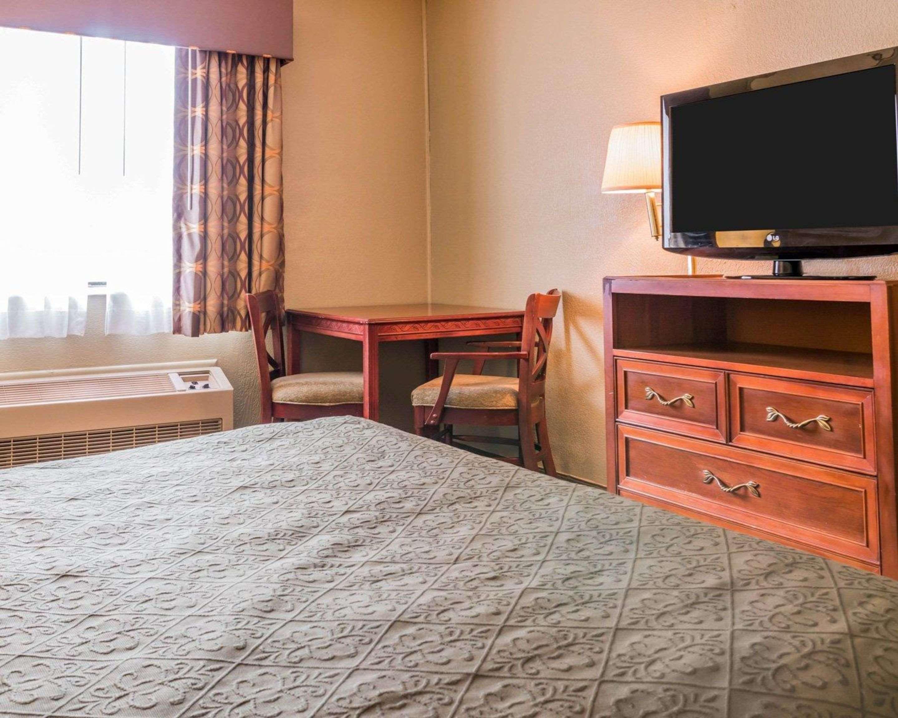 Quality Inn Grand Rapids North Walker Екстериор снимка
