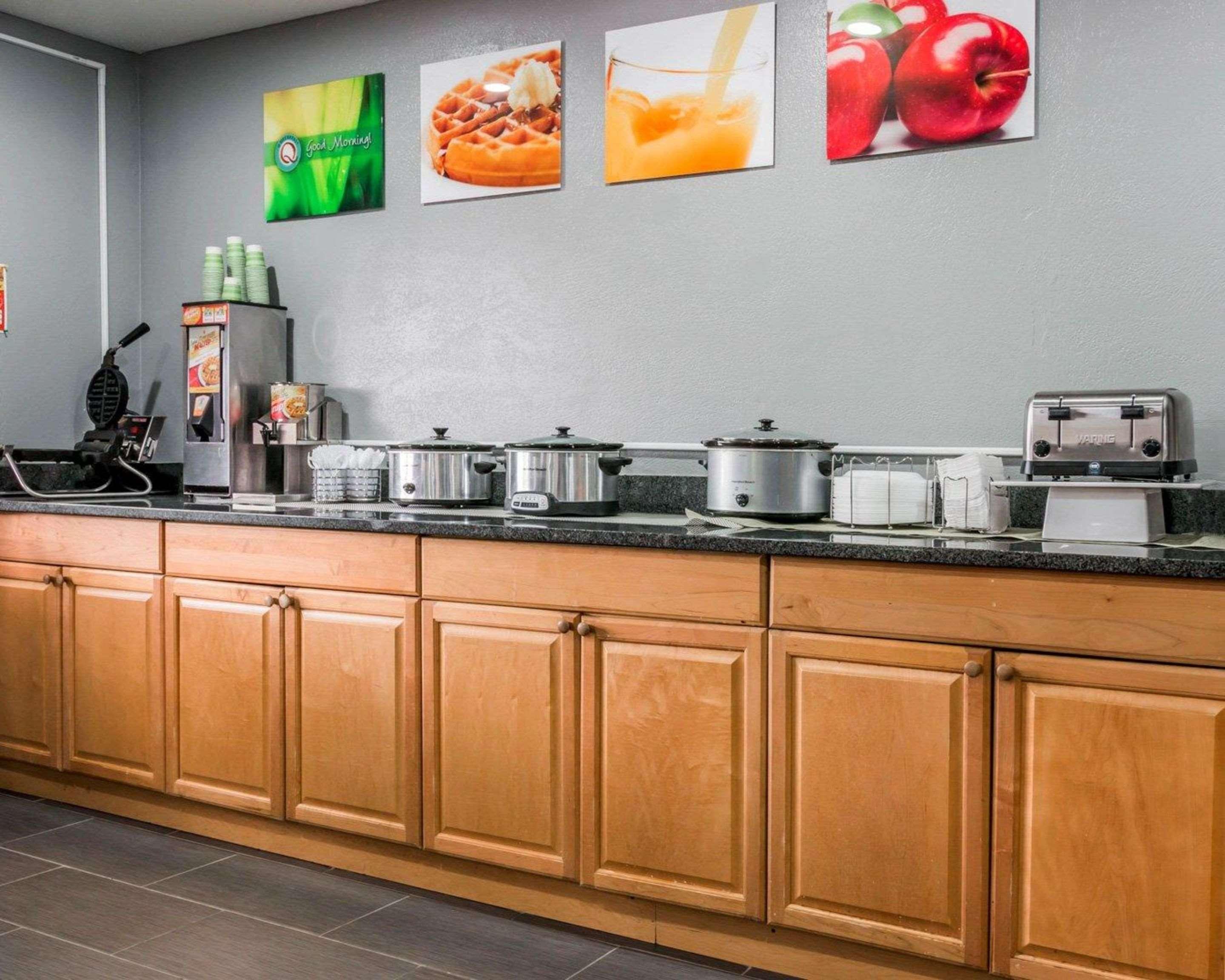 Quality Inn Grand Rapids North Walker Екстериор снимка