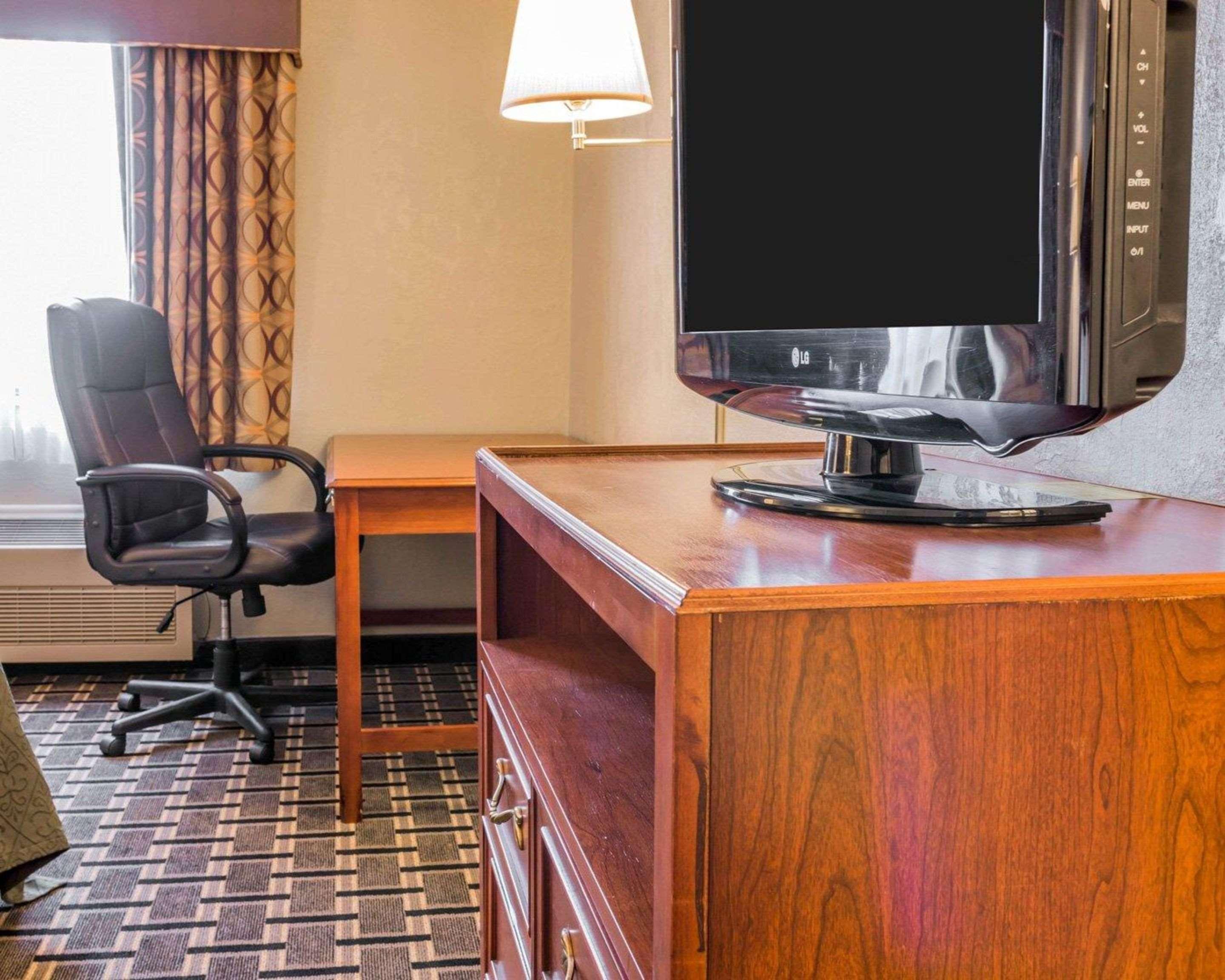 Quality Inn Grand Rapids North Walker Екстериор снимка